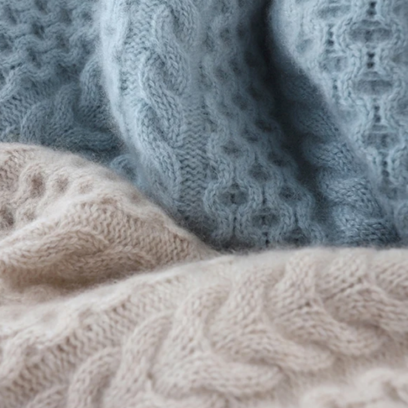 Nahaufnahme: Weicher Damen Rollkragenpullover mit detailliertem Karomuster, ideal für Herbstmode.