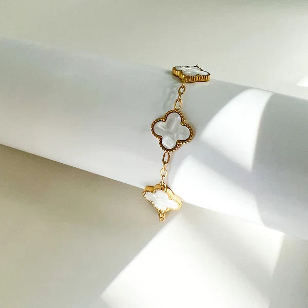 Zartes und elegantes Damen Armband Valentina, perfektes Geschenk mit Kleeblatt Glücksbringer-Design.