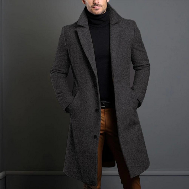 Robuster Herren Wintermantel, ideal für Outdoor-Aktivitäten. Stilvoll und warm durch die kalte Jahreszeit.