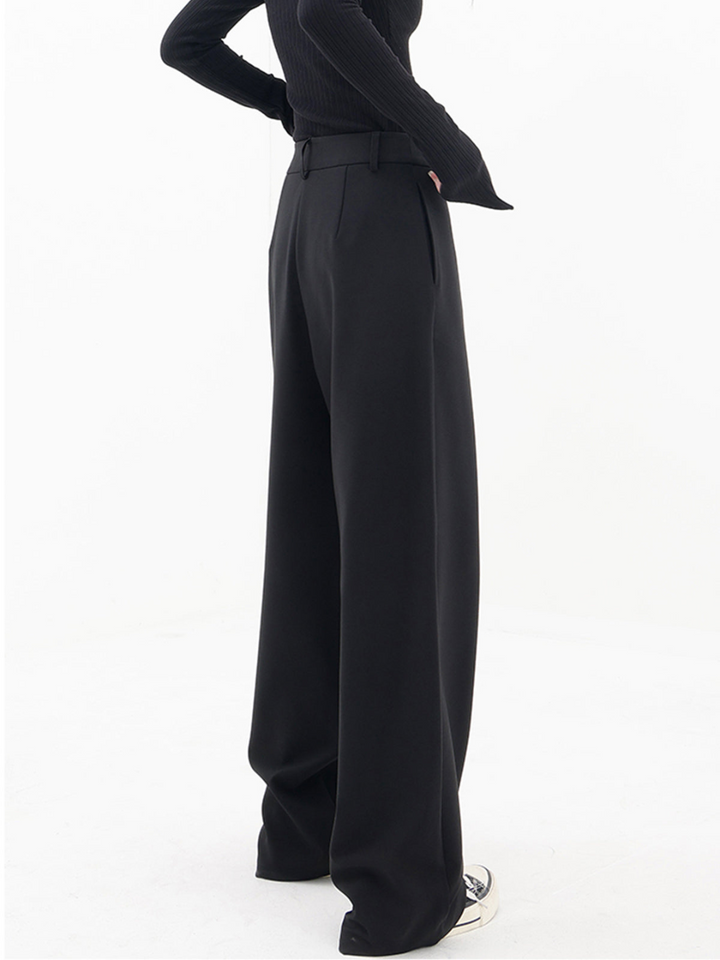 Lockere schwarze Damen Hose, weite Baggy-Form für urbanen Streetwear-Stil. Bequem und modern, vielseitig.