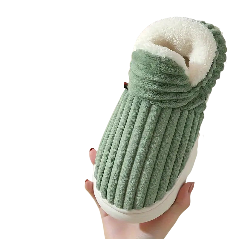 Rutschfeste Damen Hausschuhe aus Plüsch, leicht und warm, ideal für sichere Schritte im Haus.