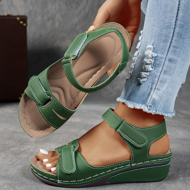 Stylische orthopädische Sommersandalen für Damen, verstellbar und bequem für Reisen und Spaziergänge.