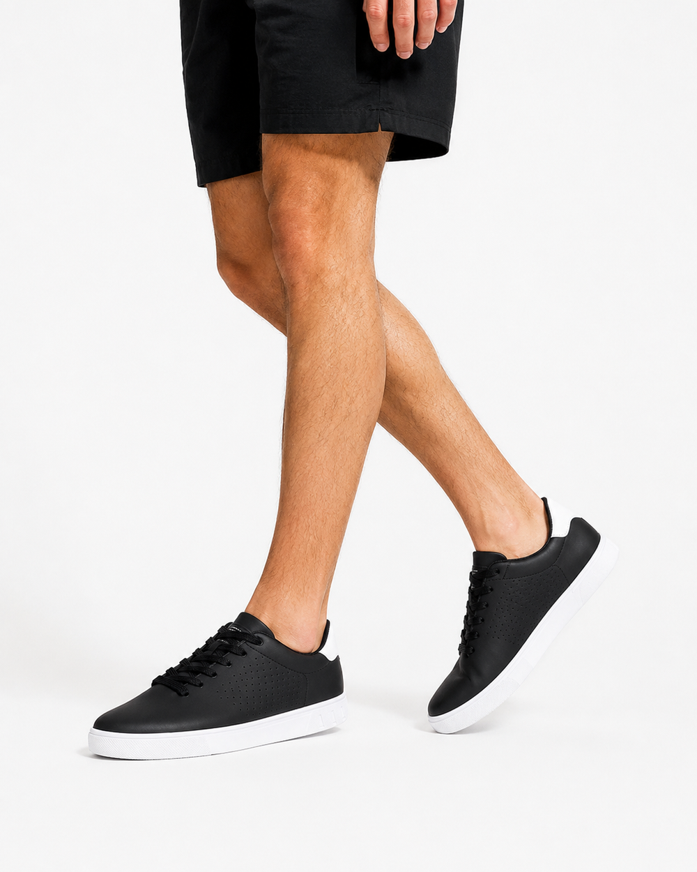 Bequeme Herren Freizeitschuhe, klassische Sneakers in Weiß, ideal für Sommer und einen zeitlosen Urban Style.