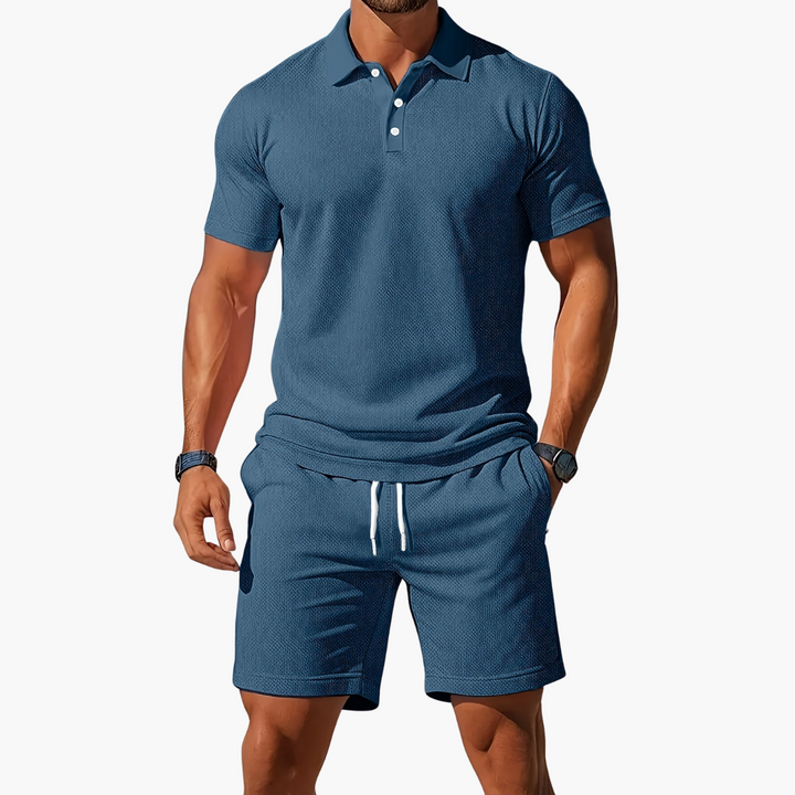 Detailansicht Herren Sommer Set: Hochwertiges Polohemd & bequeme Shorts, perfekt für entspannte Tage.