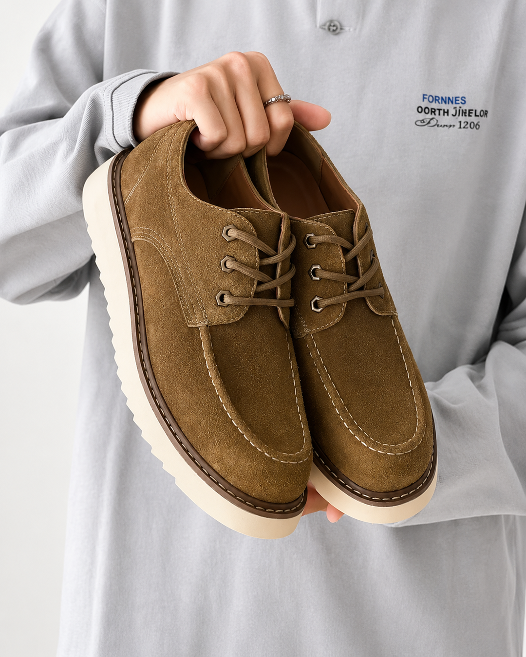 Seitliche Ansicht edler brauner Herren Oxford Schuhe, britischer Stil, ideal für Business & Hochzeiten.