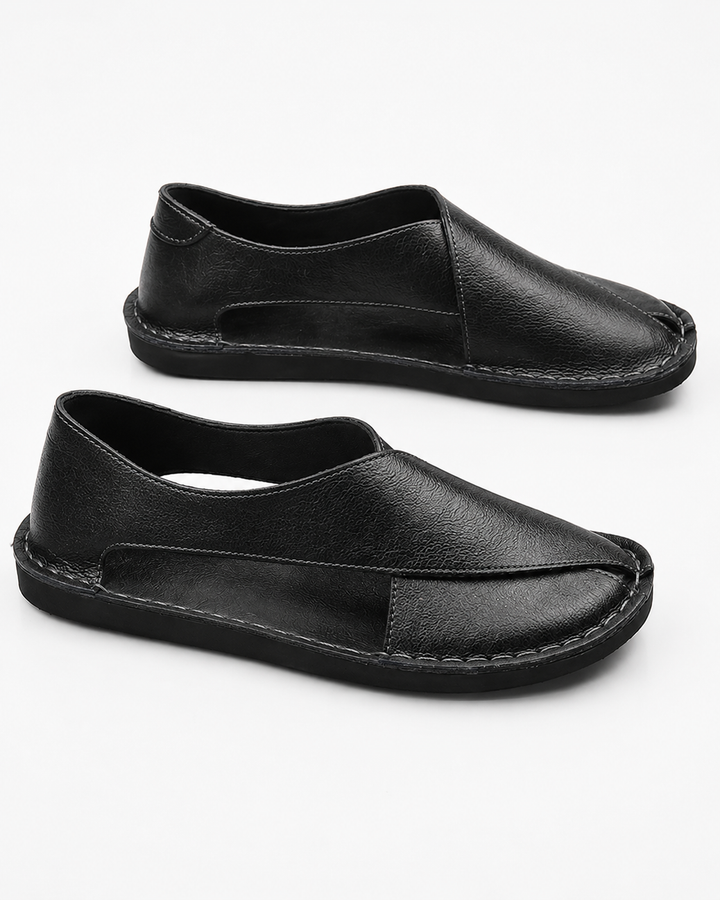 Bequeme braune Herren Slipper Sandalen mit geschlossener Zehe für Freizeit und entspannte Urlaubstage.