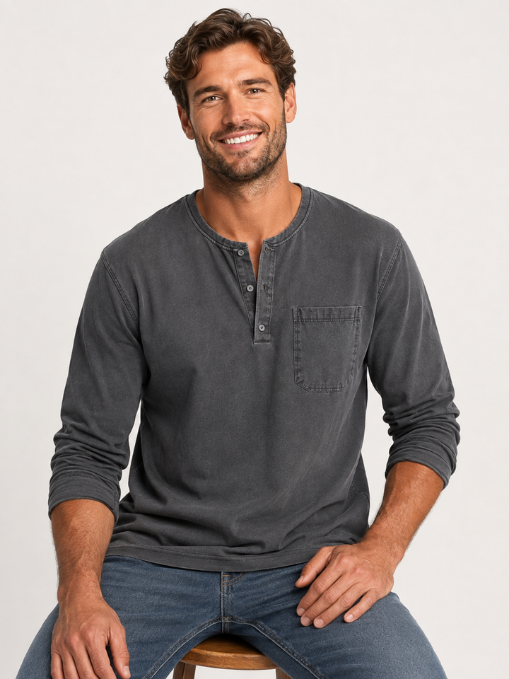 Detailansicht: Herren Henley Langarmshirt mit Knopfleiste. Vielseitiges, weiches Langarm-Oberteil für Männer.