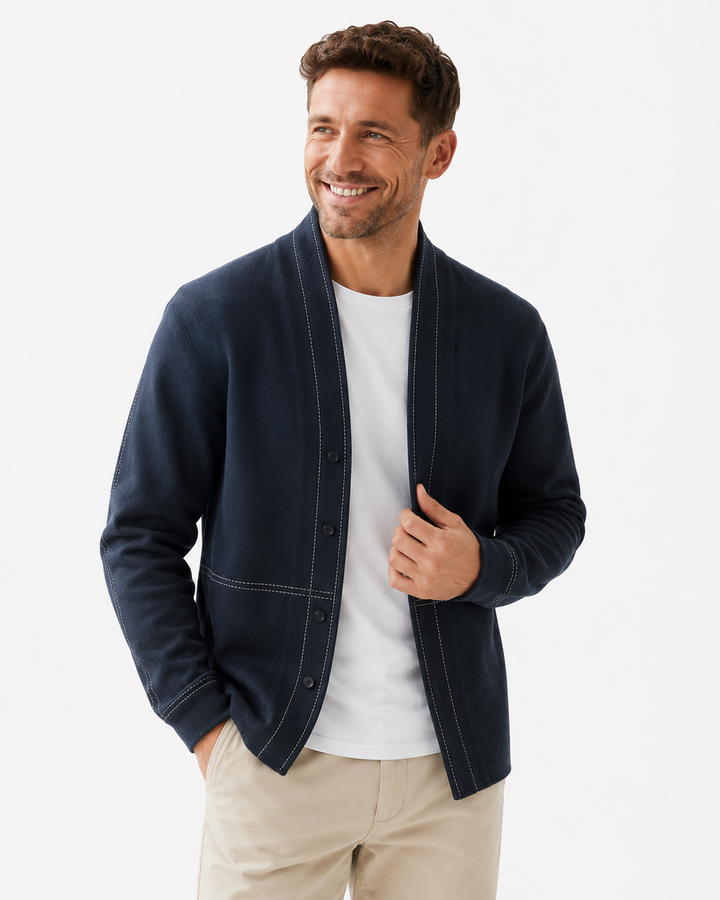 Detailansicht des eleganten Herren Sweatermantels. Klassischer V-Ausschnitt, Knopfleiste, bequeme Strickjacke.