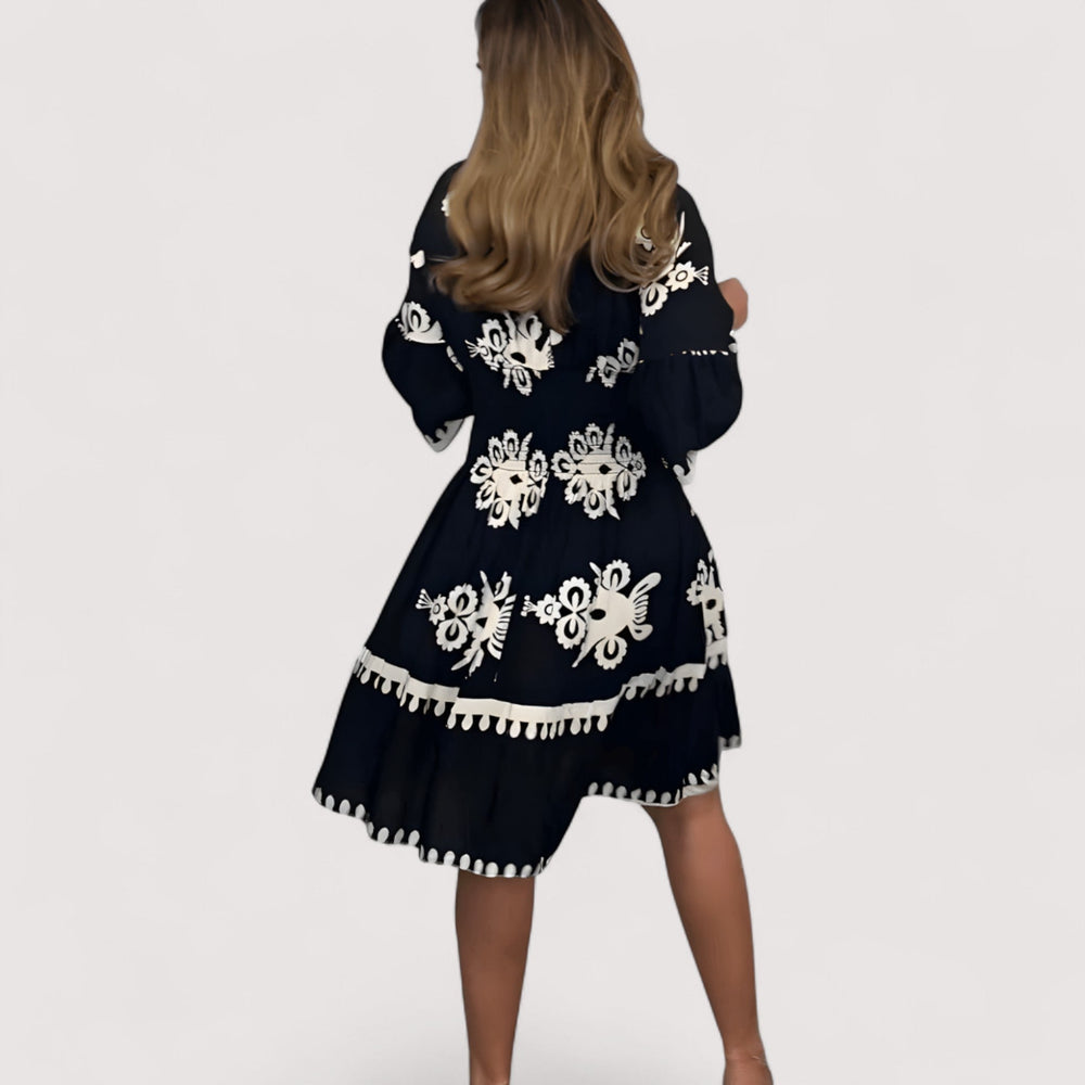Elegantes Damen Boho Sommerkleid mit feiner Stickerei, fließende Passform für besondere Anlässe.