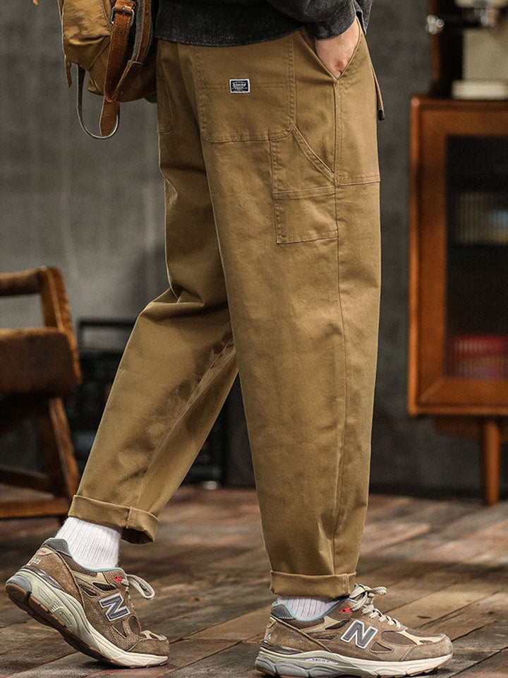Bequeme blaue Herren Cargohose, strapazierfähig. Perfekte Alltagshose mit vielen Taschen für Herrenmode.