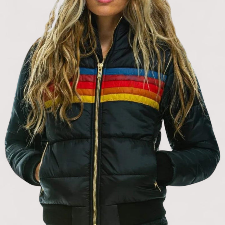 Hochwertige Damen Outdoor-Regenjacke: leicht, atmungsaktiv & wasserdicht. Ideale Freizeitjacke mit Kapuze.