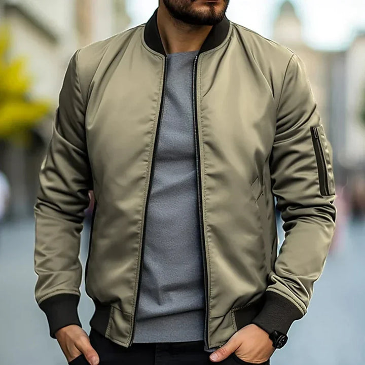 Stilvolle Herren Bomberjacke getragen, ideal für Streetwear und lässige Freizeitaktivitäten. Leicht & bequem.