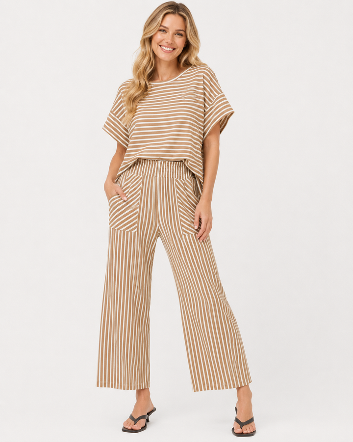 Gestreiftes Damen Freizeit Outfit mit Hose und Oberteil. Modernes Set für stilvolle Stunden zuhause.