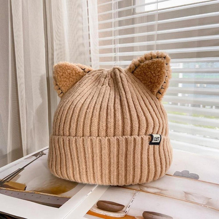 Gemütliche Damenmütze mit Katzenohren aus Strick, hält warm und ist ein schönes Winteraccessoire.