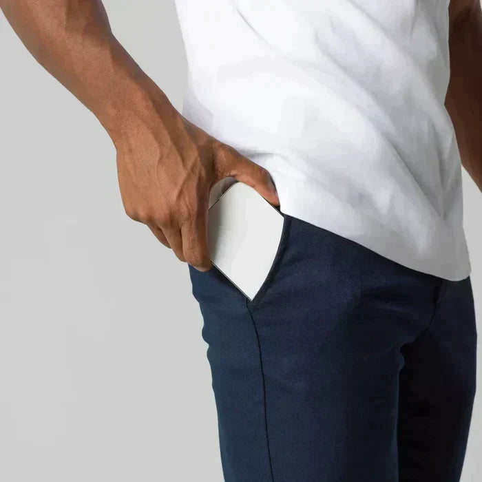 Zeitlose graue Herren Chino, slim fit, perfekt für Business & Freizeit. Elegante Stoffhose, moderne Herrenmode.