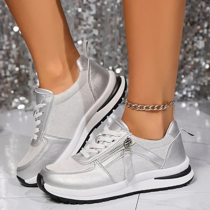 Modischer Damen Schnür-Sneaker in Schwarz mit Reißverschluss. Bequeme Schuhe für den täglichen Gebrauch.