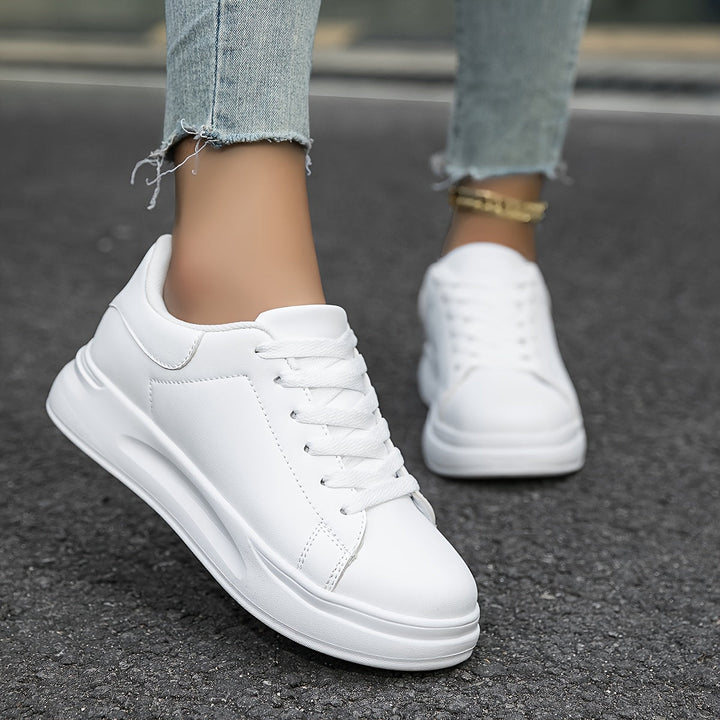 Weiße orthopädische Damensneaker, komfortable Alltagsschuhe für entspannte Stunden.