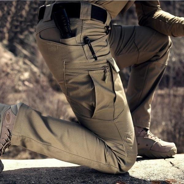 Robuste Herren Cargo Hose, olivgrün, mit vielen taktischen Taschen. Ideal für Wandern, Trekking und Abenteuer.
