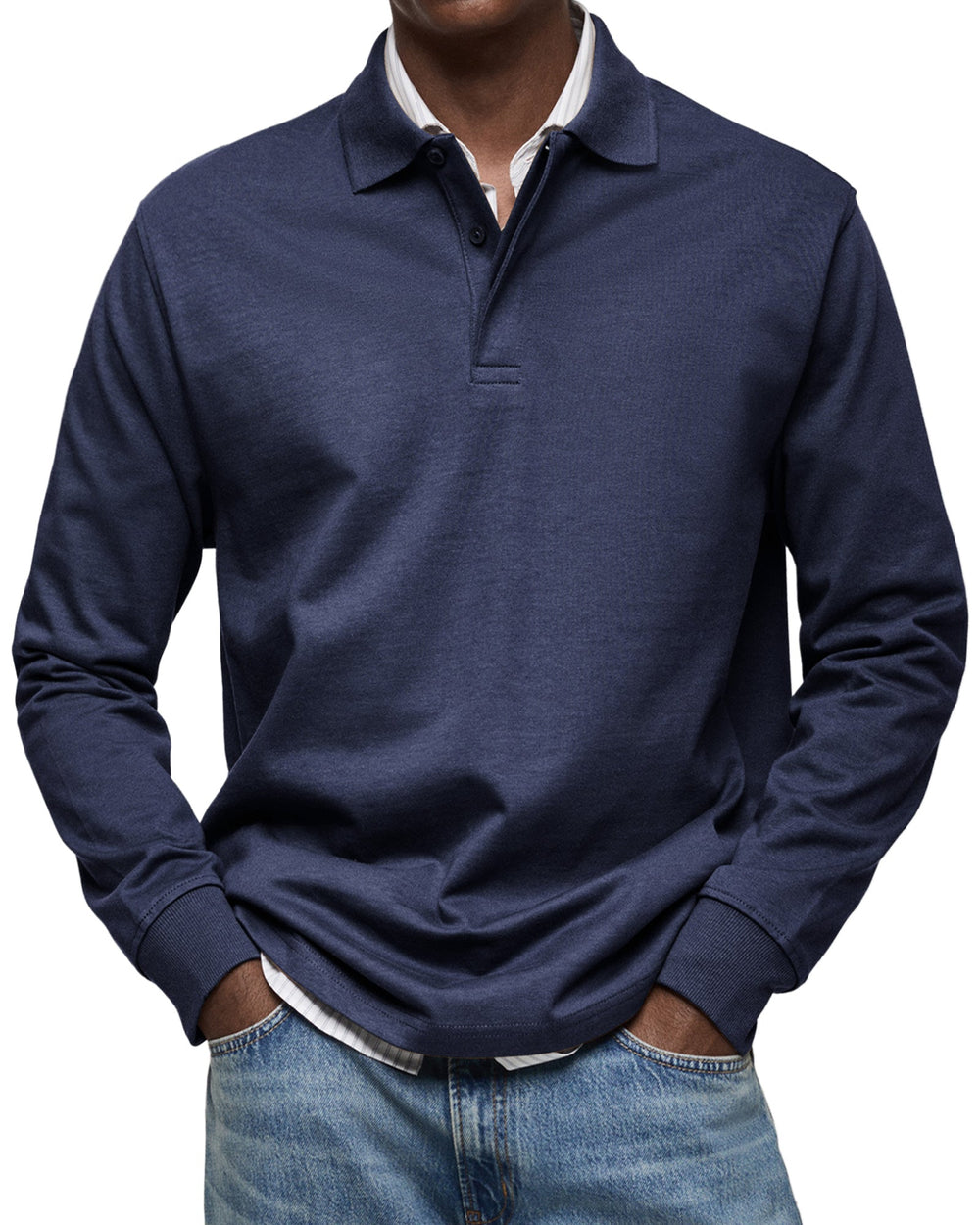 Nahaufnahme des eleganten Strukturkragens und der Knopfleiste am Herren Langarm-Poloshirt.