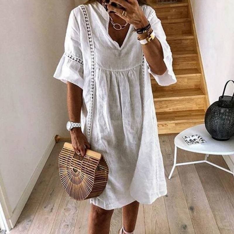 Stilvolles, luftiges Damenkleid mit eleganten Spitzendetails. Ideal als Sommer- oder Frühlingskleid mit V-Ausschnitt.