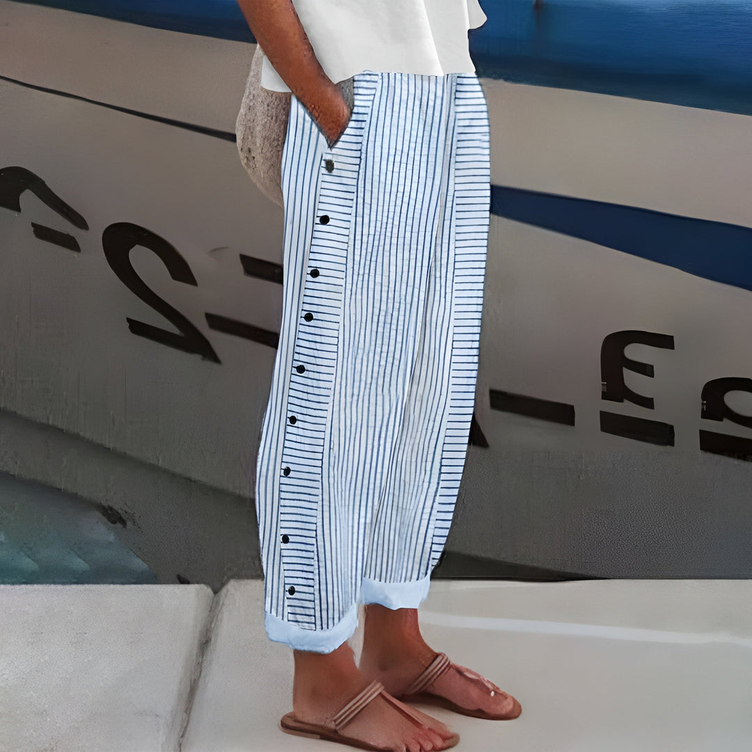 Bequeme Damen Sommerhose mit weitem Bein und elastischem Bund in Schwarz. Ideal für Freizeit und Urlaub.