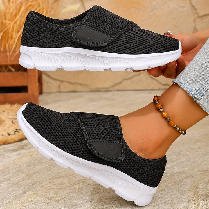 Seitliche Ansicht der leichten Damen Slip On Sneaker mit flexibler, stoßdämpfender Komfortsohle.