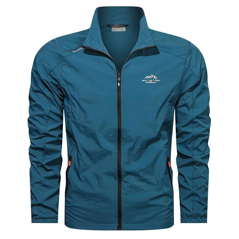Leichte Herren Laufjacke/Fitnessjacke mit Stehkragen. Schnelltrocknend, UV-Schutz, perfekt für Sport im Herbst.