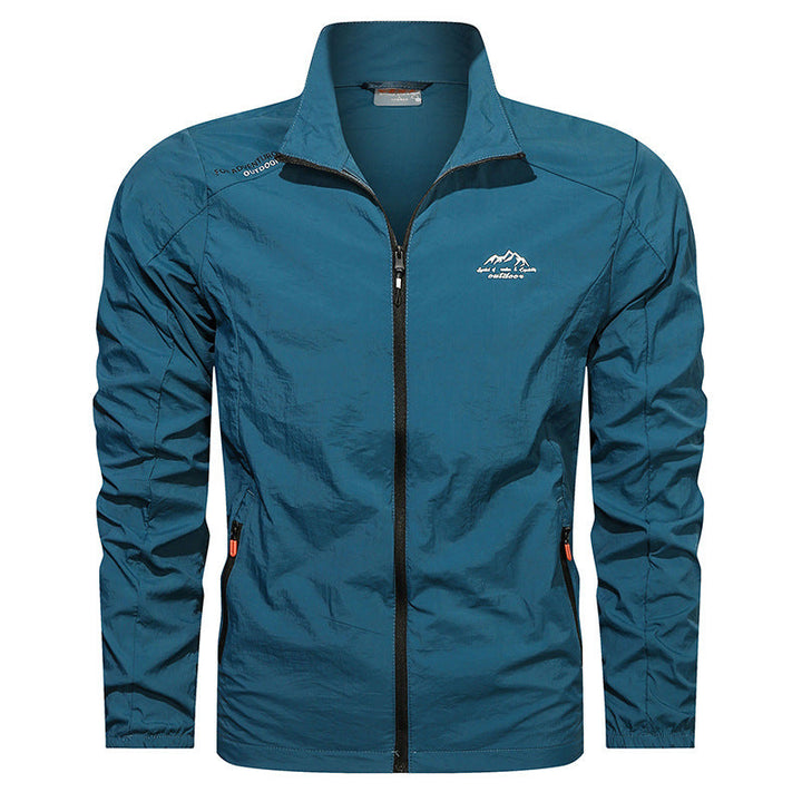Leichte Herren Laufjacke/Fitnessjacke mit Stehkragen. Schnelltrocknend, UV-Schutz, perfekt für Sport im Herbst.