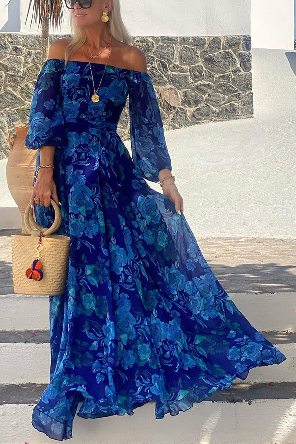 Blaues Off-Shoulder Maxikleid für Damen mit elegantem Blumenmuster, ideal als Hochzeitsgastkleid oder Sommerkleid.