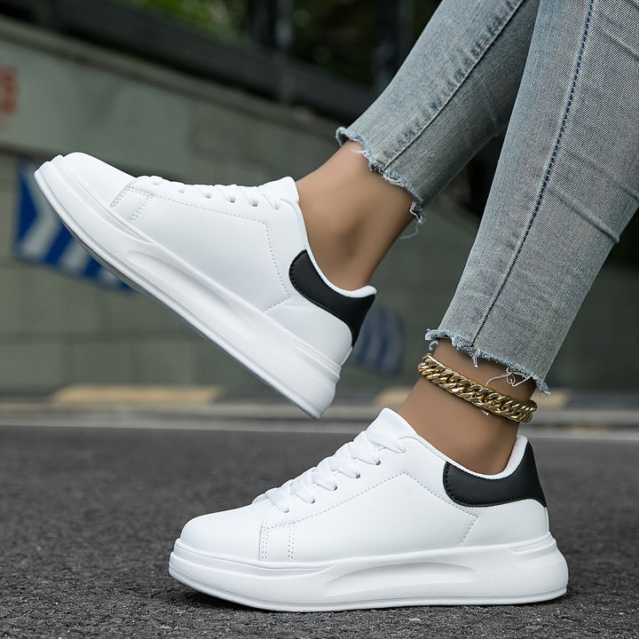 Bequeme weiße Sneaker für Damen, orthopädisch und federleicht für maximalen Komfort.