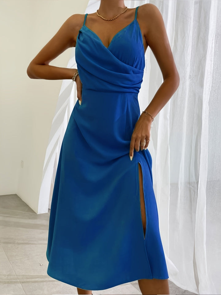 Luxuriöses Damen-Abendkleid mit Wickelausschnitt und verführerischem Beinschlitz, für exklusive Anlässe.