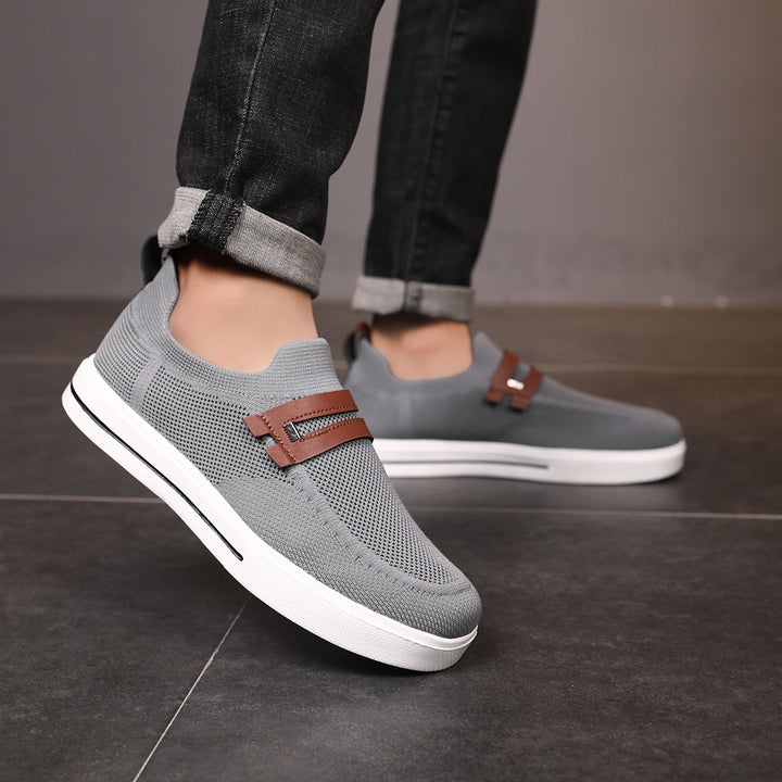 Atmungsaktiver Herren Sneaker, Slip-On, leichtes Obermaterial, ideal für warme Tage.