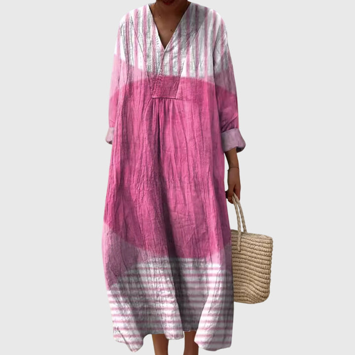 Model trägt bequemes Damen Maxikleid mit Stufensilhouette, V-Ausschnitt und Relaxed Fit für den Sommer.