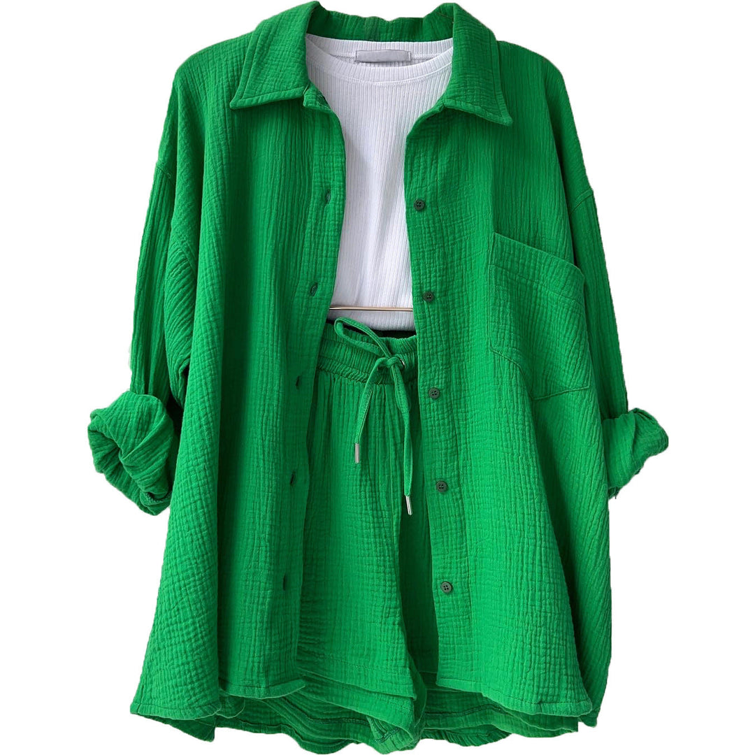 Elegantes Freizeit-Set für Damen: Hemd, Crop-Top & kurze Hose, vielseitig kombinierbar.