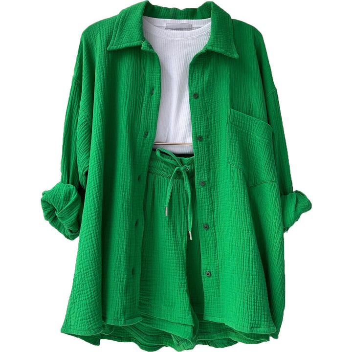 Elegantes Freizeit-Set für Damen: Hemd, Crop-Top & kurze Hose, vielseitig kombinierbar.