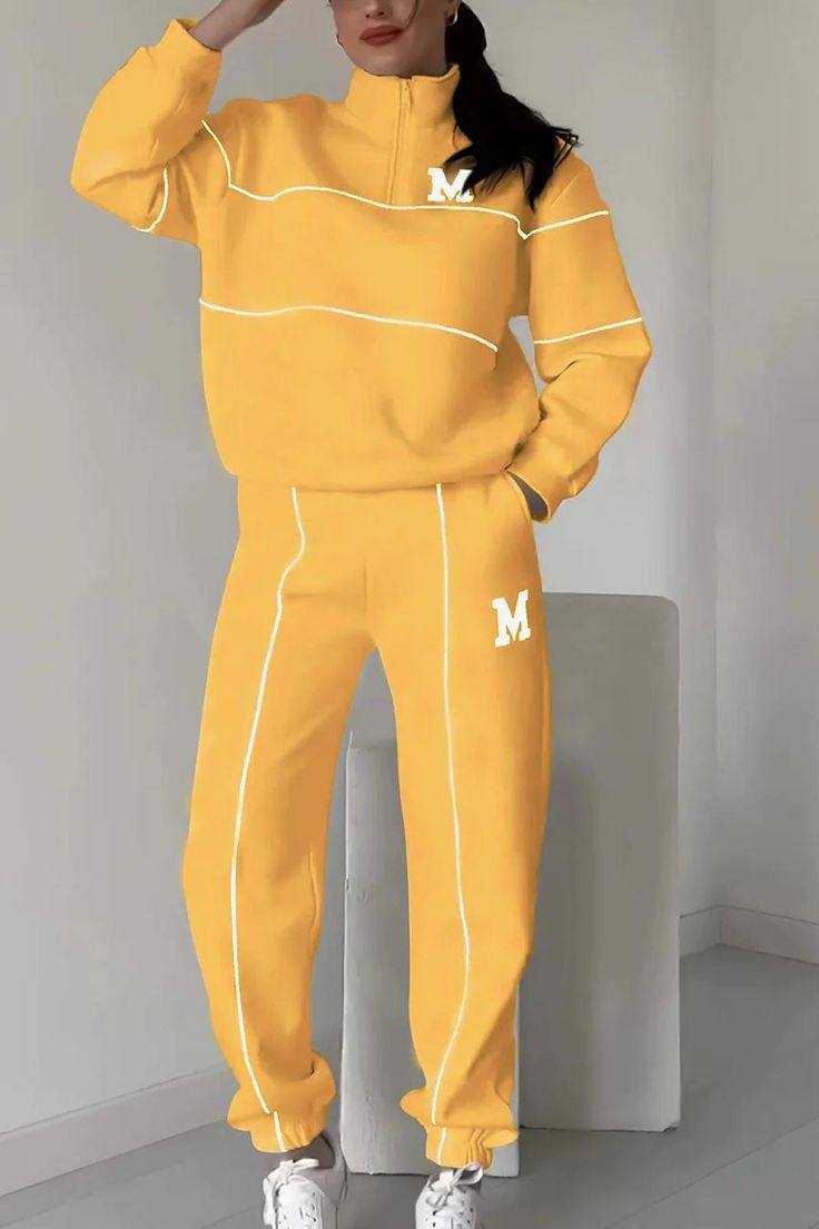 Stylischer Damen Freizeitanzug im Zweiteiler-Set, Half-Zip Pullover & Hose, perfekt für Streetstyle & Haus.
