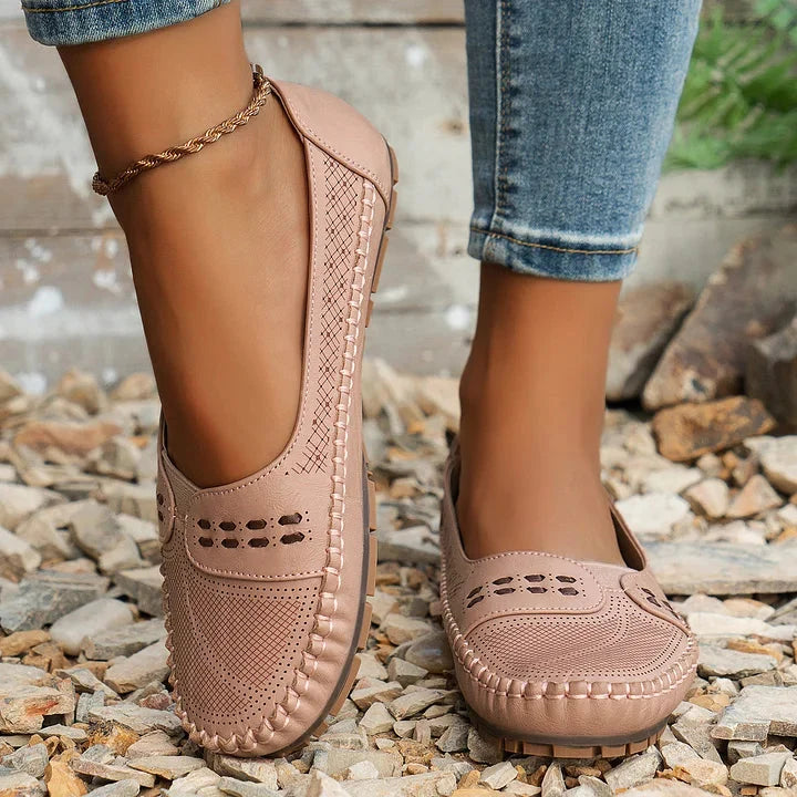 Braune Freizeitschuhe für Damen: Bequeme Slip-On Slipper, leicht und flach.