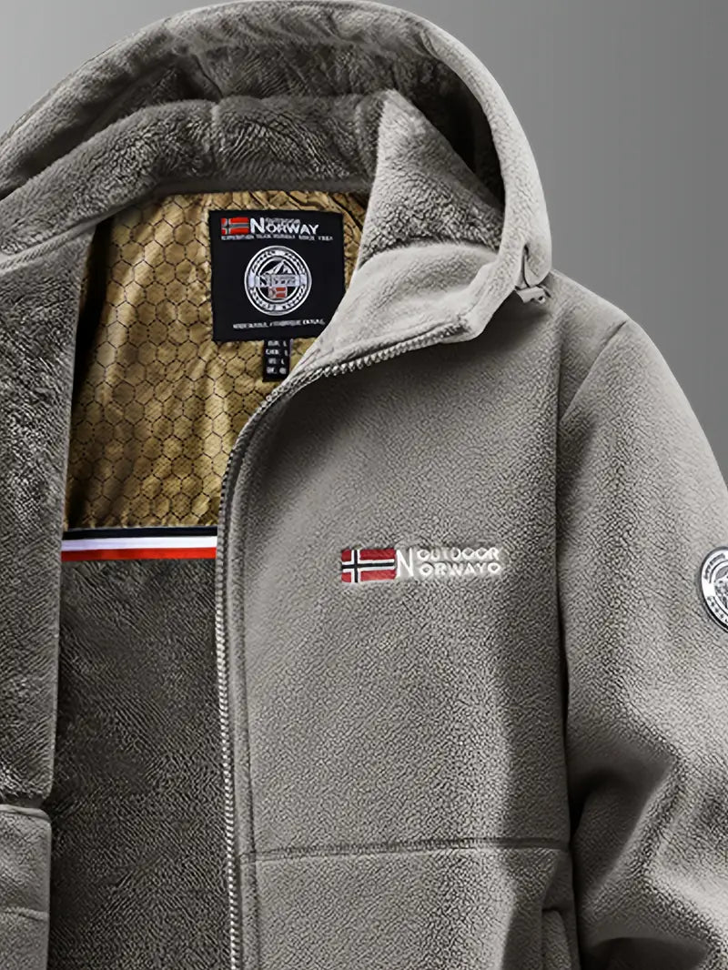Nahaufnahme der Kapuze der warmen Herren Winterjacke. Winddichte & wasserabweisende Outdoorjacke für kalte Tage.