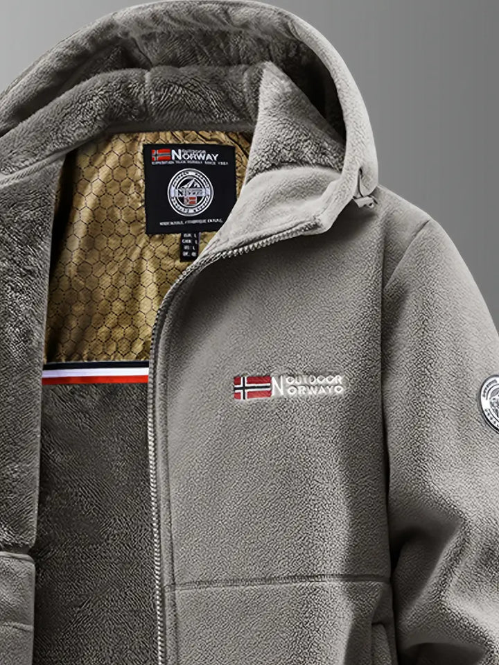 Nahaufnahme der Kapuze der warmen Herren Winterjacke. Winddichte & wasserabweisende Outdoorjacke für kalte Tage.