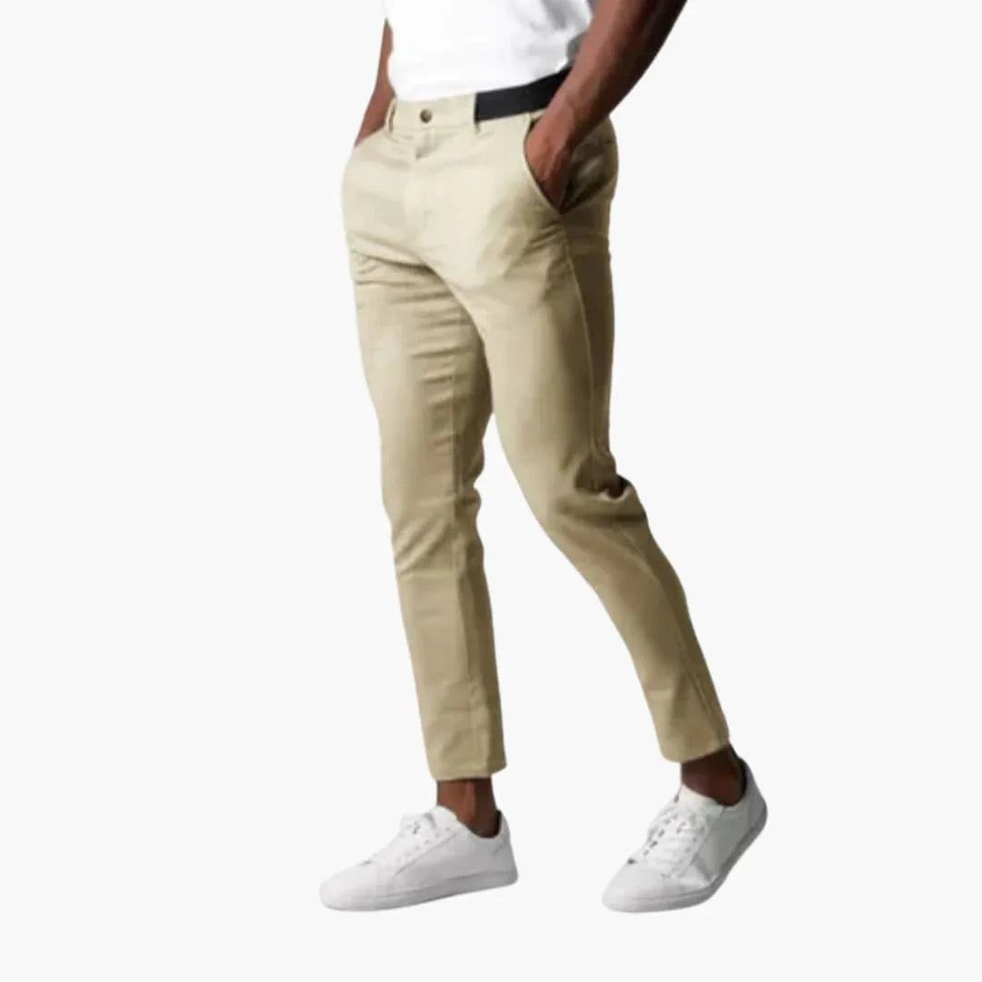 Moderne Herren Chinohose mit elastischem Bund. Gerades Bein, bequemes Material für Alltag & Business.