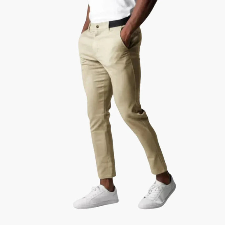 Moderne Herren Chinohose mit elastischem Bund. Gerades Bein, bequemes Material für Alltag & Business.