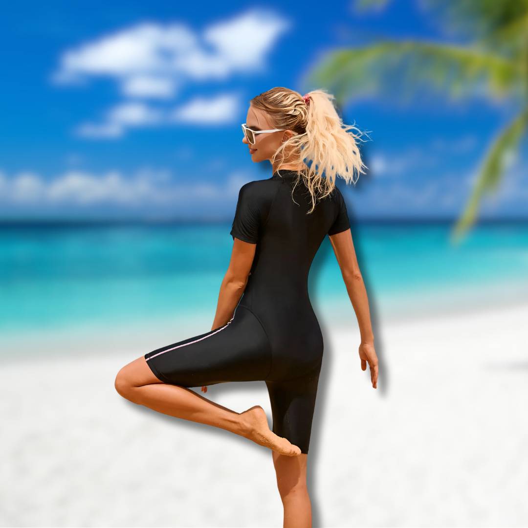 Frau im Kaia Damen Shorty Neoprenanzug genießt Wassersport wie Surfen & Kajakfahren mit UV-Schutz.