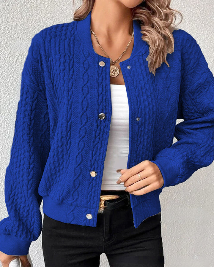 Ordentlich gefaltete Damen Strickjacke mit Knöpfen, bereit für Reisen. Bequem, elegant & vielseitig.