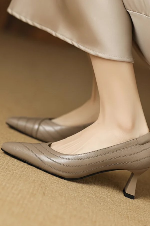 Vielseitige schwarze Abend Pumps mit spitzem Absatz. Elegant, chic & bequem für jede Party.