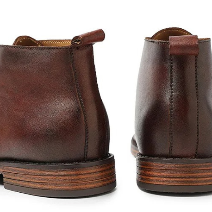 Vielseitige Herrenschuhe: elegante Stiefel in Schwarz, passend für Business & Casual.