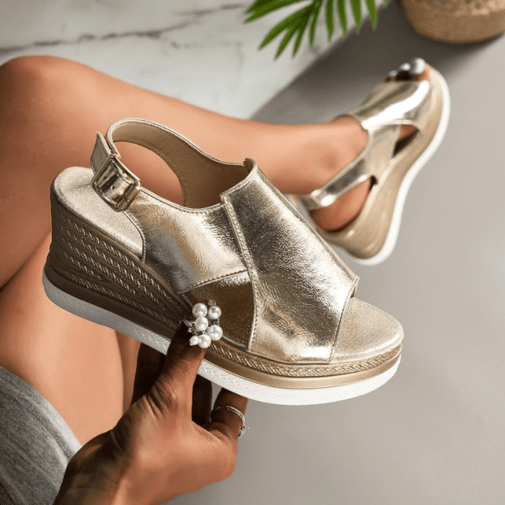Sommerschuhe Damen: Orthopädische Plateausandalen in Silber, verstellbar und elegant.