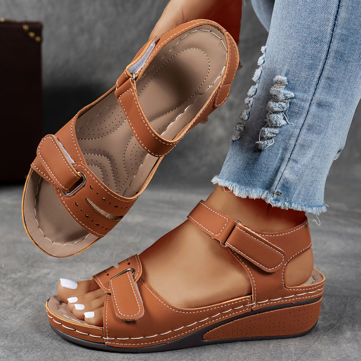 Komfortable Damensandalen, orthopädisch geformt, mit weichem Fußbett für entspannte Tage und Stil.