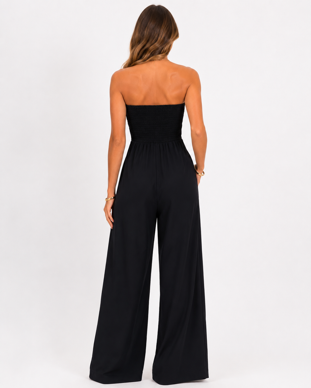 Modischer Frauen Overall schulterfrei, mit weitem Bein. Stylischer Einteiler für Sommer & Events.