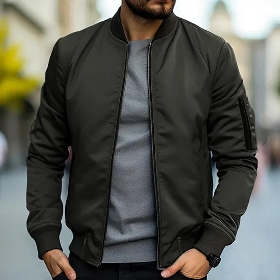 Leichte Herren Bomberjacke im stilvollen Design, perfekt als atmungsaktive Übergangsjacke für Casual-Outfits.