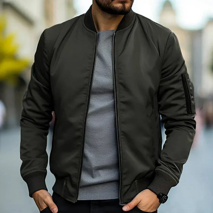 Leichte Herren Bomberjacke im stilvollen Design, perfekt als atmungsaktive Übergangsjacke für Casual-Outfits.